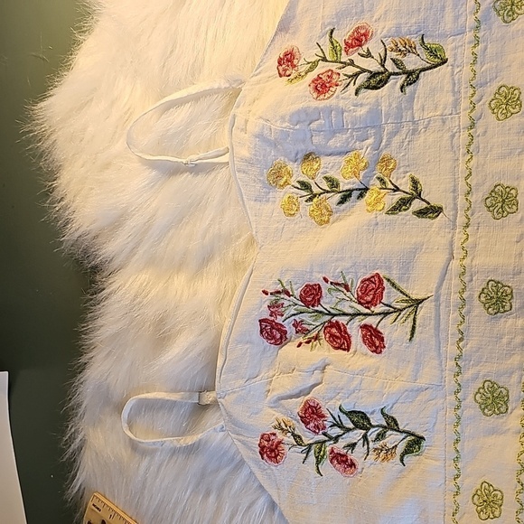 Shein Crop Top With Enbroidery. Size 2. Completly Lined. White. - Picture 2 of 8